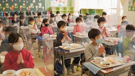 Ema Ryan Yamazakin dokumentti Kouluvuosi Japanissa seuraa kuuliaisia pikkukoululaisia kovan kurin peruskoulussa vuoden ajan.
