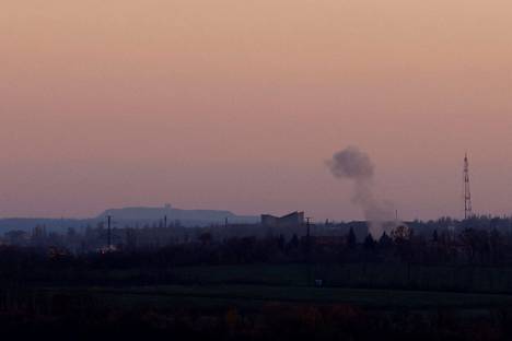 Bahmutin kaupungista nousi savua sen jälkeen, kun venäläisohjus iskeytyi maahan tiistaina 1. marraskuuta Donbasin alueella.