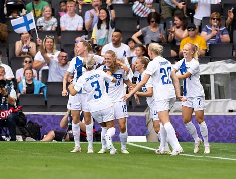 Suomen pelaajat juhlivat Linda Sällströmin tekemää maalia viime kesän EM-turnauksessa Espanjaa vastaan. 