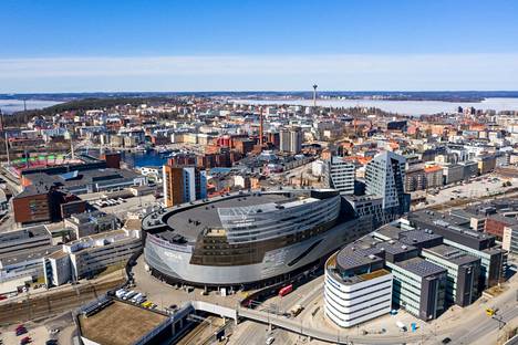 Tampereen kaupunki osallistui areenahankkeeseen myös rakentamalla radan päälle kannen. Tältä Nokia-areenan ympäristössä näytti 25. huhtikuuta.