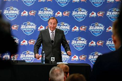 NHL:n komisaari Gary Bettman lehdistötilaisuudessa Nokia-areenassa ennen lauantain ottelua.