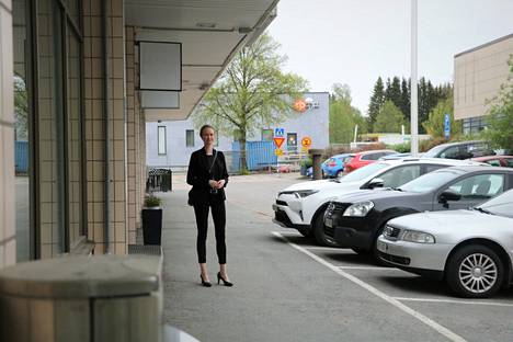 Työllisyys- ja kotoutumispalveluiden päällikkö Pauliina Polvinen uuden toimitilan edessä Torikadulla.
