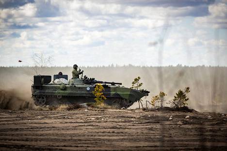 Suomella on puolustusvoimissaan peräti 280 000 hengen koulutettu reservi, joka on tämän päivän EU:ssa suurin yksittäisen maan reservi, kirjoittaa Jouni Kotiaho mielipiteessään. Kuva Arrow 22  -sotaharjoituksesta Niinisalosta. 