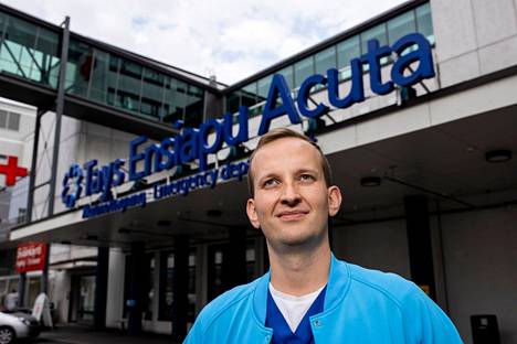 Päivystys Acutan ylilääkäri Mikko Franssila sanoo, että potilaita pitää saada nykyistä ripeämmin jatkohoitoon Acutasta. Helpotusta tuo tammikuussa Tampereen yliopistolliseen sairaalaan avattava jatkohoito-osasto. Aamulehti kuvasi Franssilan Acutan edessä marraskuussa 2021.