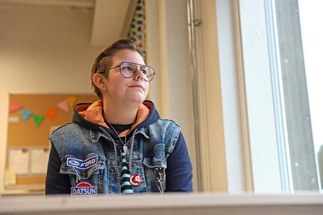 Emäkosken koulun ysiluokkalainen Sofia Väisänen, 15, sanoo, että nuorilla olisi hyvä olla enemmän ihmisiä, joille puhua mieltä vaivaavista asioista.