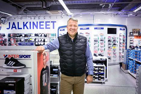 Tampereen Intersport Koskikeskuksen kauppias Risto Niklas-Salminen kertoo, että juoksukenkäkauppa käy viime vuotta vilkkaammin.