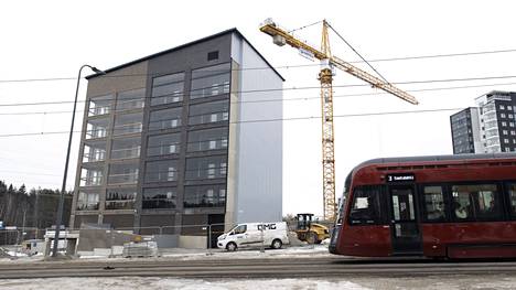 Tampere yrittää vauhdittaa asuntorakentamisen aloituksia monin tavoin. Maaliskuussa 2024 otetussa kuvassa asuntoja rakennetaan Pohjois-Hervannassa.