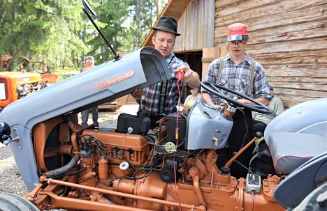 Tero ja Touko Rämö kunnostavat traktoreita ja vaarin synnyinkotia Kangasalan Kuohenmaassa. ”On hienoa, että poikakin on tästä asiasta näin kiinnostunut”, isä kiittää.
