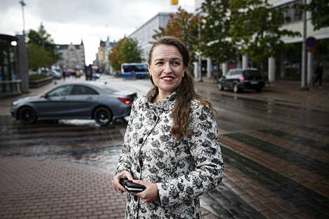 Kansanedustaja ja valtuuston puheenjohtaja Anna-Kaisa Ikonen on iloinen, koska kaupunkilaiset lähtivät todella isolla joukolla auttamaan koronakriisistä kärsiviä tamperelaisia.