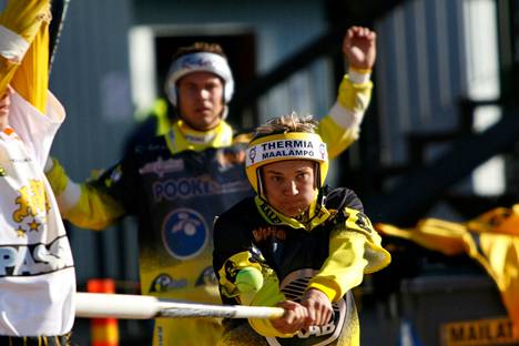 Sami Haapakoski seurasi taustalla, kun Tuomas Jussila löi heinäkuussa 2008 pelatussa ottelussa. Kaksikko voitti Pattijoen Urheilijoiden kanssa kauden päätteeksi Suomen mestaruuden.