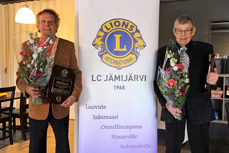 Tuomo Kianen (vasemmalla) ja Raimo Ritakorpi saivat 50 vuoden Lions Club-jäsenyyden    kunniaksi arvovaltaisen muistamisen Melvin Jones -jäsenyyden kautta.