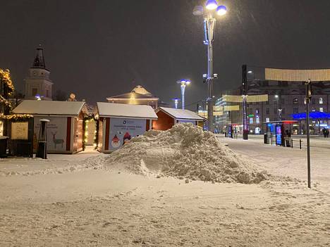 Lunta tuli torstai vastaisena yönä sen verran Tampereen keskustassa, että Hämeenkadun varressa oli jo ensimmäisiä lumikasoja.