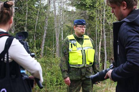 Insinöörieverstiluutnantti Juha Vantila piti tiedotustilaisuutta yhdessä Ilmasotakoulun johtajan Vesa Mäntylän kanssa pudonneen Hawk-suihkukoneen putoamispaikalla Valkealahdessa Keuruulla 16. toukokuuta.