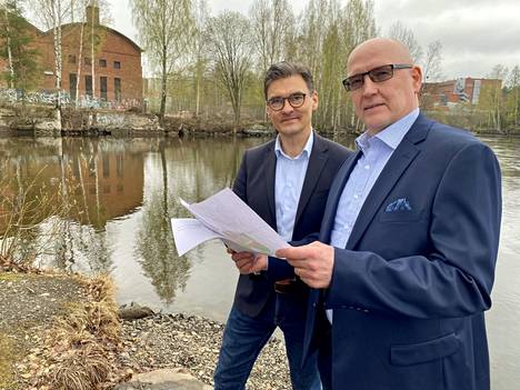 Nokian kaupungin kaupunkikehitysjohtaja Mikko Niemisen (vas.) ja maankäyttöjohtaja Kari Stenlundin mukaan Nokianvirran varrelle rakentuva uusi asuinalue tiivistää kaupunkirakennetta ja tukee kaupungin strategiaa.