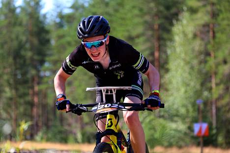 Pirkanmaalaisen Hiiltomiesten 16-vuotiaat taiturit Akseli Pesu (kuvassa) ja Eemil Koskinen saavuttivat SM-kisoissa aikuisten viestin pronssia sekä nuorten keskimatkalla kaksoisvoiton.