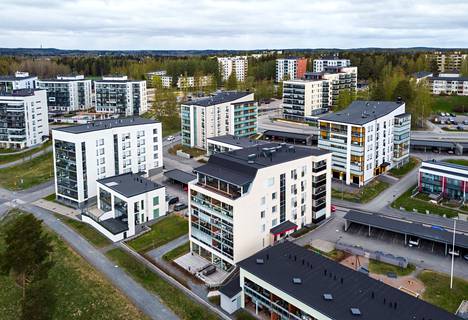 Tampereen Lentävänniemeen on noussut viime vuosina paljon uusia kerrostaloja. Viime vuosina suurin osa Tampereella rakennetuista asunnoista on ollut yksiöitä. Niiden osuus on vaihdellut 42:n ja 48:n prosentin välillä. Vielä vuonna 2012 osuus oli noin 24 prosenttia. Kuva on otettu toukokuussa 2022.