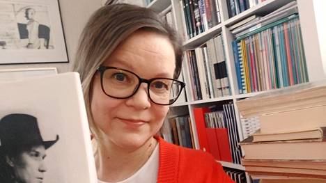 Virroilla asuva ja keskisuomalaiset juuret omaava tietokirjailija Milla Peltonen kiinnostui Einari Vuorelasta Toni Edelmanin sävellysten kautta. Nyt tekeillä on kirja runoilijan elämästä.