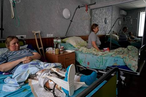 Loukkaantunut Natalia Borodavka makasi sairaalan sängyssä Zaporižžjassa 29. maaliskuuta.