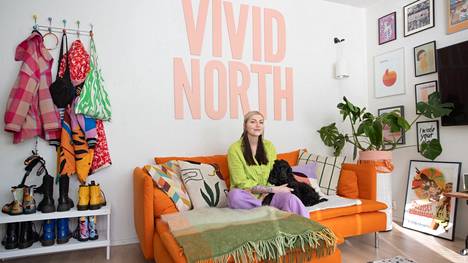 Nelli Nurmen lempipaikka kotona on oranssi sohva. Tyyne-koira viihtyy siellä missä Nellikin. Kirjaimet seinällä muistuttavat omasta opiskeluaikaisesta messuosastosta Milanossa. 