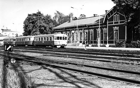 Lättähatuksi kutsuttu kiskobussi kulki Rauman ja Kokemäen Peipohjan väliä vuosikausia. Kuva Rauman rautatieasemalta vuodelta 1979. 