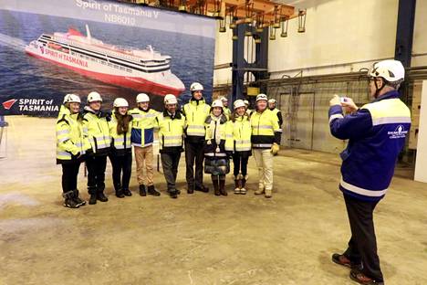 TT-Line -varustamolla on valvontahenkilöstö Raumalla laivojen koko rakentamisjakson ajan. Tarkastajakunta ja heidän perheenjäsenensä kuvattiin perinteiseen tapaan steel cutting -seremoniassa.