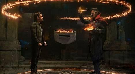 Peter Parker (Tom Holland) pyytää elokuvassa Dr. Strangea (Benedict Cumberbatch) taikomaan kaikki – kavereita lukuun ottamatta – unohtamaan, että hän on Hämähäkkimies.
