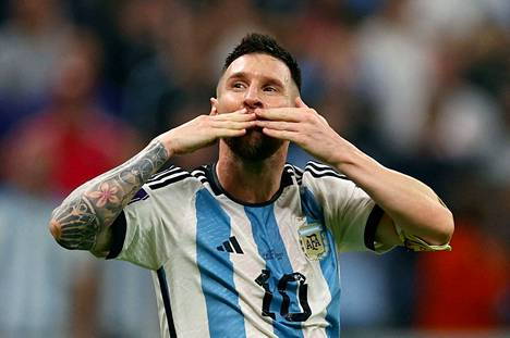 Lionel Messi lähetti lentosuudelmia voittoisan MM-välierän jälkeen. Argentiinan supertähti pelaa sunnuntaina samalla Lusailin stadionilla uransa viimeisen MM-kisaottelun.