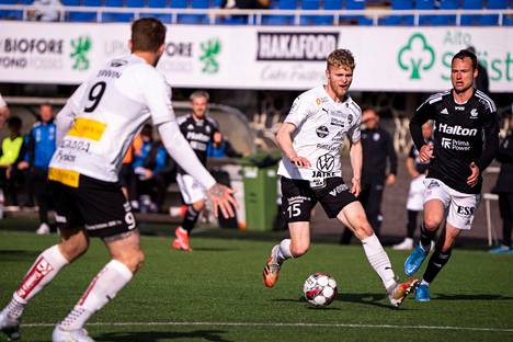 FC Hakan alkukausi miesten jalkapalloliigassa on ollut lupaava ja taloudellisesti seuralla menee myös hyvin. Kuva FC Lahti -kotipelistä 28. toukokuuta, pallon kanssa Tino Purme.