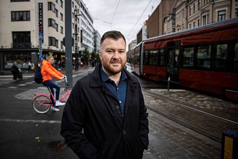 Diplomi-insinööri Lauri Helke valokuvattiin Tampereella Hämeenkadun ja Rautatienkadun risteyksessä. Tampereen liikenne on hänelle varsin tuttua. Hän on suunnitellut seutukunnan joukkoliikenteen yksityiskohtia ja ajanut bussia täällä.