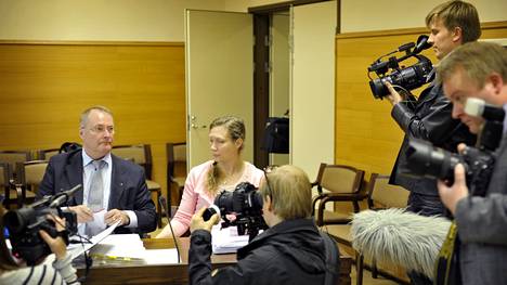 Puolustaja, asianajaja Juha Manner kuvattuna yhdessä Anneli Auerin kanssa Vaasan hovioikeudessa toukokuussa 2011.