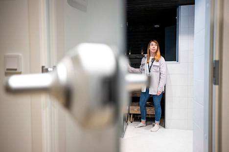 Asuntojen hinnat laskivat lokakuussa lähes 2 prosenttia. Kuvassa Porissa uudiskohdetta välittävä Eula Wessberg.