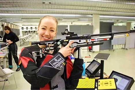 KeuSAn Saana Peltonen paransi peruskilpailun jälkeen otettaan ja tähtäsi ilmakiväärillään SM-pronssille ilma-aseiden SM-kisoissa Turussa. 