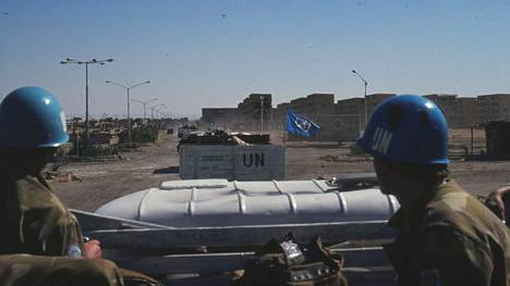 Suomalaisten YK:n palokunta saapui Suezin kaupungin laidalle 28.10.1973 puolilta päivin kuorma-autoilla. Tulitus oli laantunut vasta pari tuntia aiemmin. Kuvan joukko ei päässyt vielä pitemmälle. Näky oli kaamea: kaupunki oli raunioina, talot kranaatin reikiä täynnä ja Israelin tankit hallitsivat näkymää. Kuva ja kuvatekstin tiedot Erkki Raskinen.