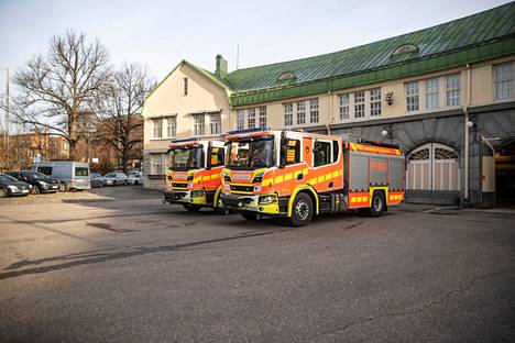 Pirkanmaan pelastuslaitos rekrytoi jopa 37 uutta pelastajaa. Tampereen keskuspaloasema kuvattiin lokakuussa 2021, kun pelastuslaitokselle hankittiin kaksi uutta paloautoa.