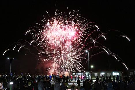 Kaupunkien omat uuden vuoden ilotulitukset ovat muodostuneet jo perinteeksi. Näin ilotulitteita valaisivat Kangasalan taivaan vuonna 2017. 