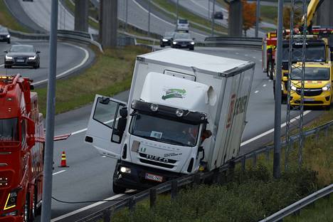Onnettomuuden ja nostotöiden vuoksi yksi ajokaista oli suljettu liikenteeltä. Haittaa aiheutui Tampereen suuntaan ajaville. 