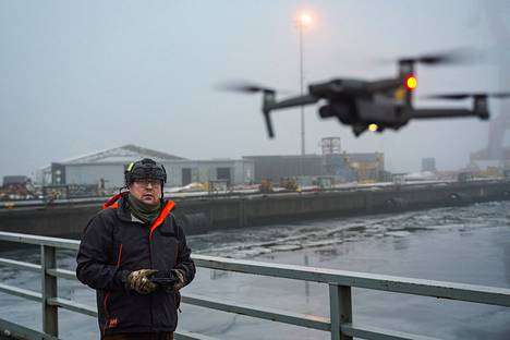 Sammeli Korhonen on ainoa henkilö, joka saa kuvata dronella Rauman telakalla. Dronen lennättämiseen on erittäin tarkat säädökset telakalla.