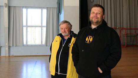 Naantalin urheilutalo täyttyy lauantaina juhlijoista. Tiluksia tarkastamassa Nakon pitkän linjan aktiivit Pekka Valpola (vas) ja Jussi Tähti.