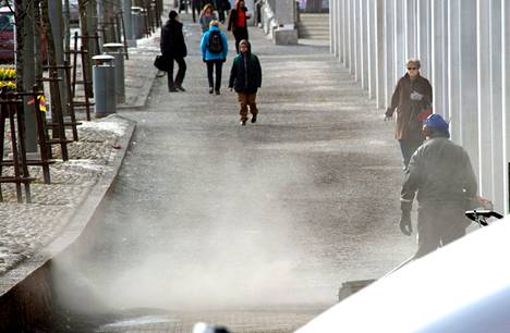 Pakkasten aikaan katupölyä ei voi puhdistaa. Valokuva on otettu Tampereella huhtikuun alussa vuonna 2013.
