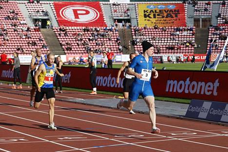 Samuel Purola kiitää 200 metrin voittoon. Samuli Samuelsson (vas.) oli toinen.