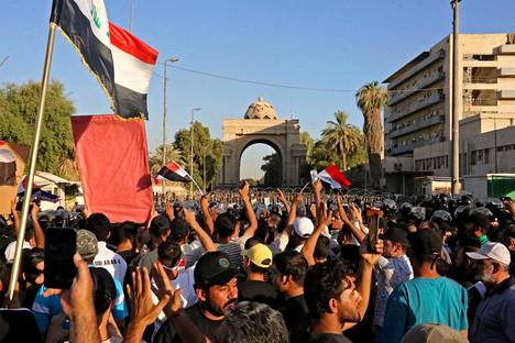 Mielenosoittajat Bagdadin Vihreän vyöhykkeen porttien edessä keskiviikkona.