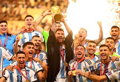 Argentiina juhlii jalkapallon miesten maailmanmestaruutta. Peli ratkesi rangaistuspotkukisassa.