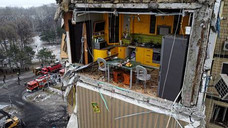 Ohjusiskussa Dniprossa vaurioitunut rakennus näytti tältä hävityksen jälkeen 18. tammikuuta. Keittiön jääkaappi jäi vielä paikoilleen tuhoutuneessa rakennuksessa.