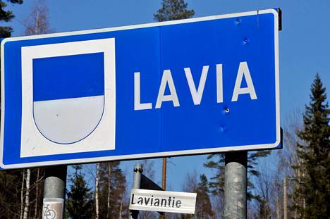 Pian kunnanviraston tontti on yhtä tasainen kuin Lavian sini-hopeakatkoinen vaakuna. Kuntakyltit korvattiin Porin vaakunoilla vuoden 2015 alussa, kunnanvirasto on purettu maan tasalle tämän vuoden alussa.