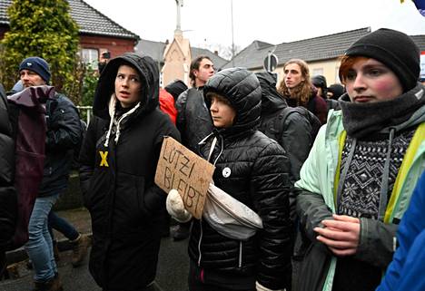 Ruotsalainen ilmastoaktivisti Greta Thunberg osallistui saksalaiskylän puolesta pidettyyn mielenosoitukseen lauantaina. Hänen kyltissään sanotaan, että ”Lützi pysyy”.
