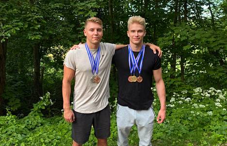 Patrick Palmroth (vas.) ja Tarmo Kanerva kahmivat kaulaansa kaikkiaan viisi mitalia Pohjoismaiden mestaruuskisoissa viime viikonloppuna.