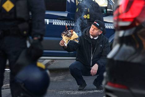 Tanskalainen äärioikeistopoliitikko Rasmus Paludan poltti koraanin Turkin suurlähetystön edessä Kööpenhaminassa, Tanskassa perjantaina 27. tammikuuta.