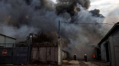 Pelastajat yrittivät sammuttaa pommitusten aiheuttamaa tulipaloa Harkovassa Ukrainassa maanantaina 11. huhtikuuta. Viranomaistietojen mukaan kaupungissa kuoli ainakin 11 siviiliä viikonlopun aikana.