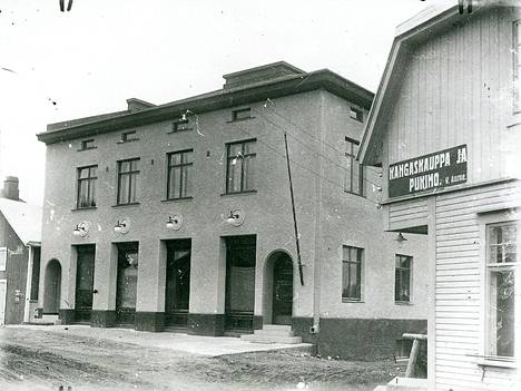 Väinö Lahtisen uudisrakennus, ilmeisesti vuonna 1931 otetussa kuvassa. Kuva saattaa olla jo vuoden 1930 syksyltäkin, sillä silloin rakennus oli niin valmis, että Lahtinen saattoi avata kauppansa.