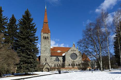 Tampereen tuomiokirkko on vuodelta 1907. Kansallisromanttista tyyliä edustavan harmaagraniittisen kirkon on suunnitellut arkkitehti Lars Sonck.